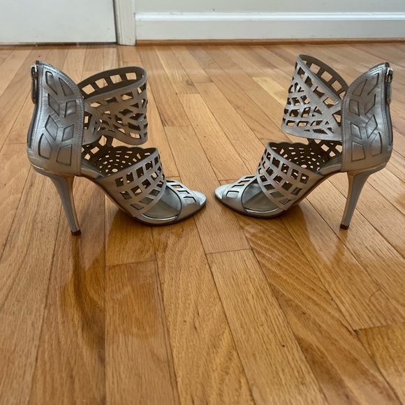 BCBG MAXAZRIA MAVEN LASER-CUT SANDAL SILVER IN SIZE 7.5 - Picture 8 of 13